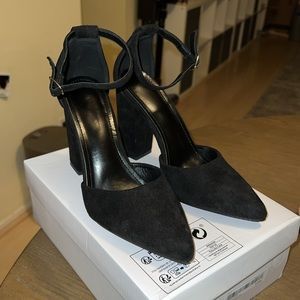 closed toed black heels